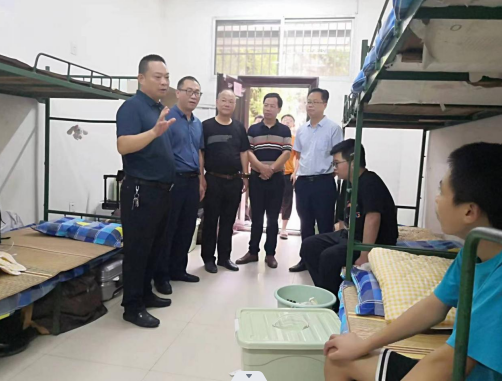 接過你的行囊，我們就是一家人