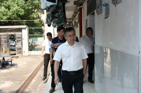 學(xué)院領(lǐng)導(dǎo)深入學(xué)生宿舍慰問(wèn)新同學(xué)