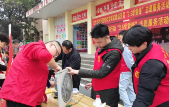 學(xué)雷鋒，我們?cè)谛袆?dòng)！