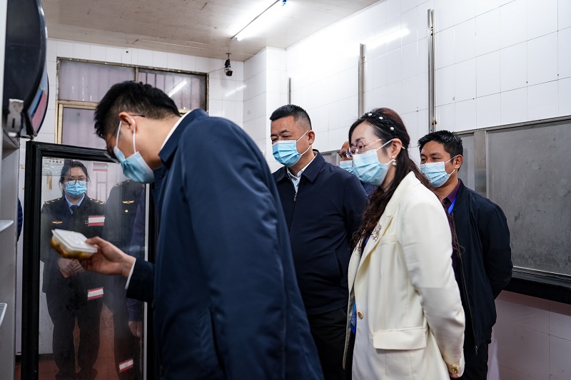 雁峰區(qū)區(qū)委副書記王致偉一行到衡陽技師學院東院檢查食品安全和調研統(tǒng)戰(zhàn)工作