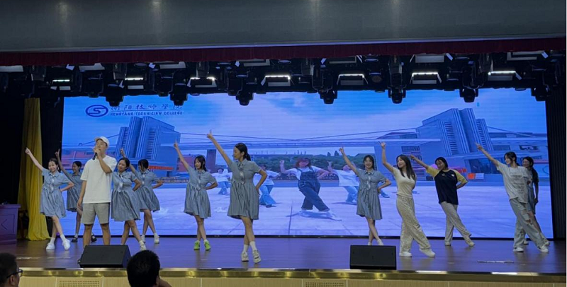 人文素質(zhì)學(xué)院教師志愿參加中秋聯(lián)誼晚會排練