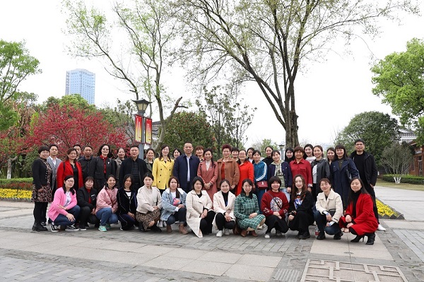 三月春光美，女神游興濃