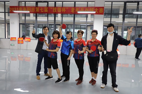 轉(zhuǎn)掌上衡陽(yáng)客戶端5月29日訊：  衡陽(yáng)市第七屆“技師杯”老年人乒乓球大賽開(kāi)賽