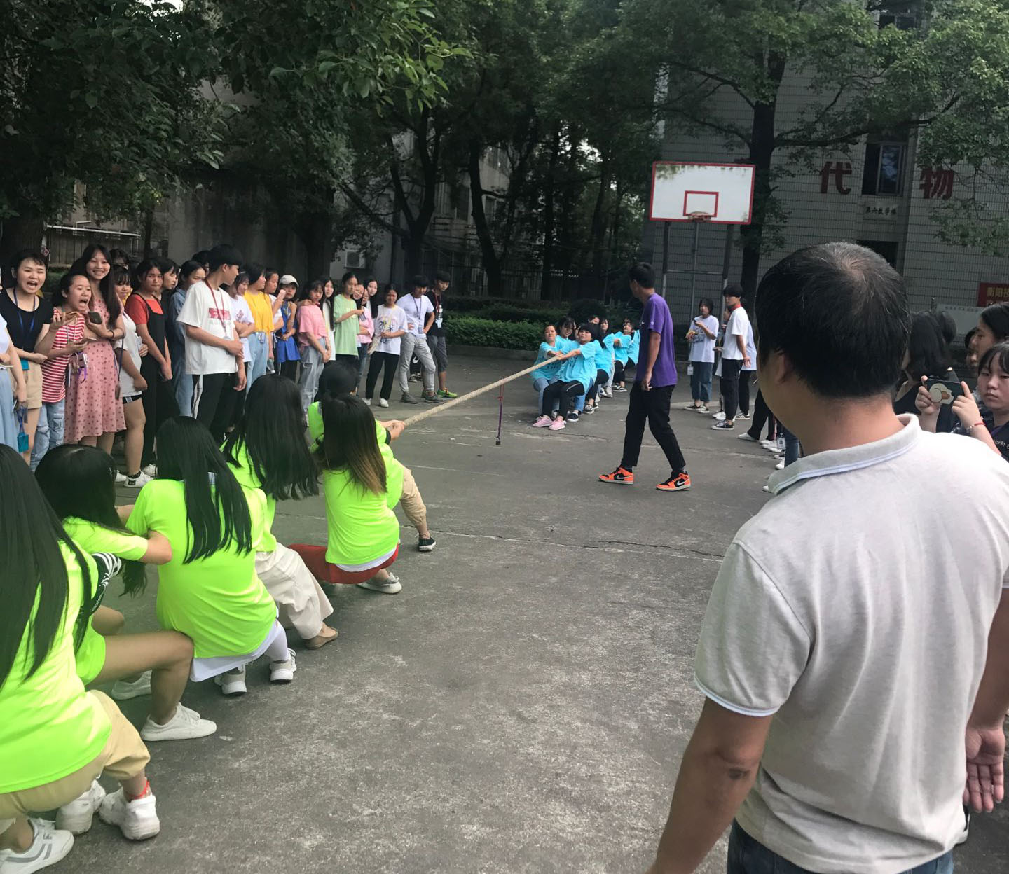 經(jīng)濟貿(mào)易系舉行2019年女子拔河比賽(圖文)