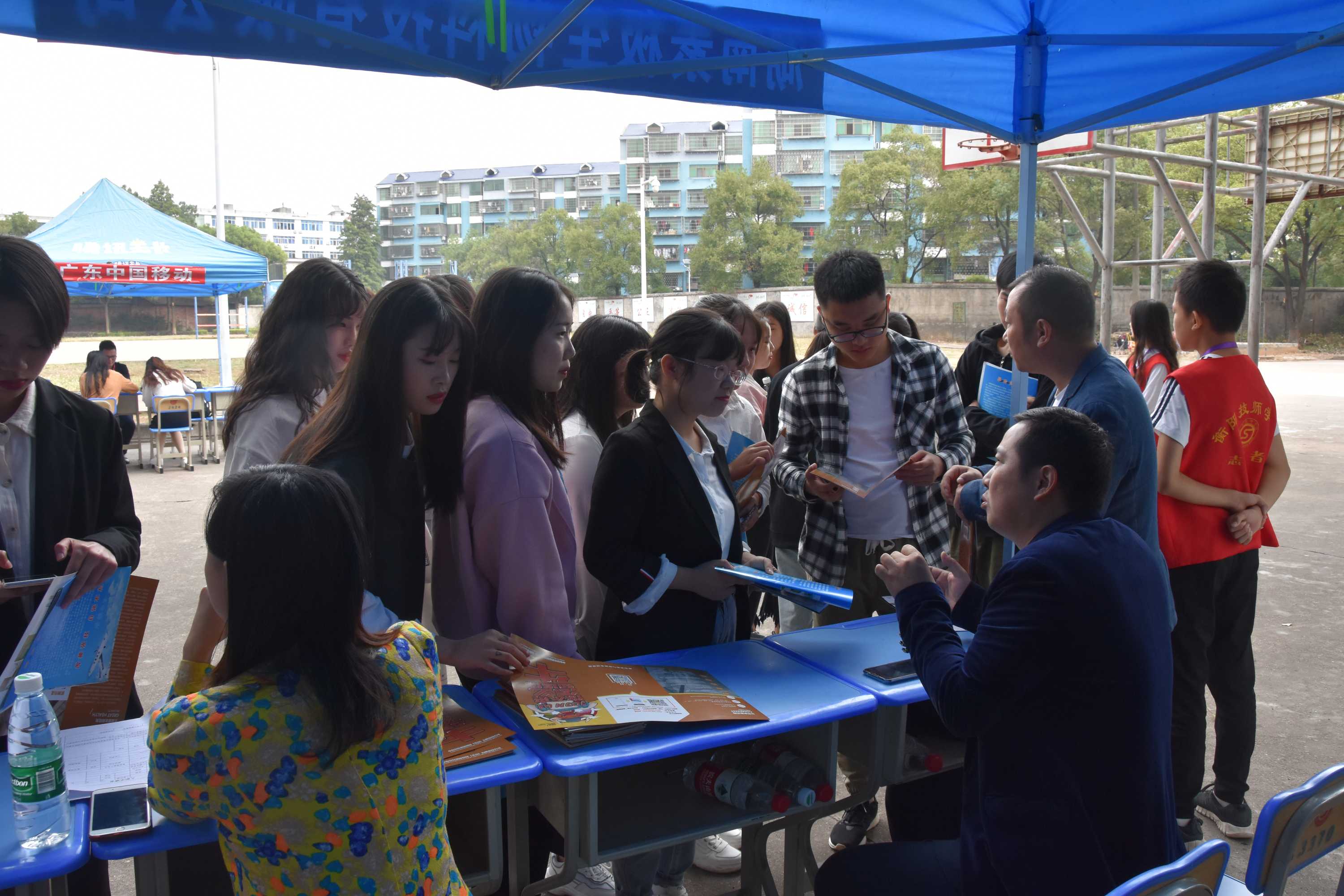 招聘會照片2-副本.jpg