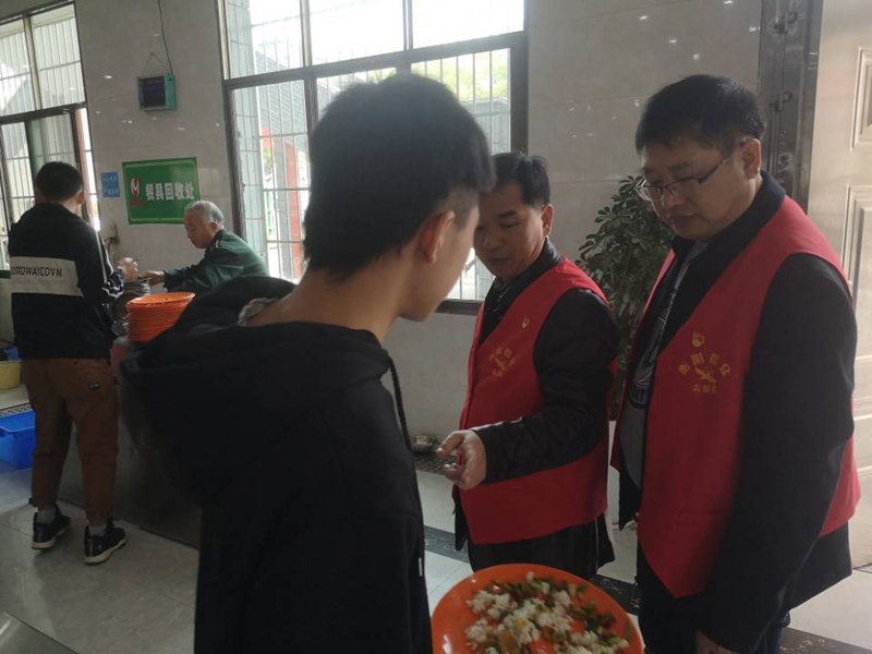 經(jīng)濟(jì)貿(mào)易系黨總支開展“厲行節(jié)約 杜絕餐飲浪費(fèi)”--光盤行動(dòng)志愿服務(wù)活動(dòng)