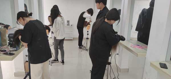 經(jīng)貿(mào)系形象設(shè)計協(xié)會開訓(xùn)