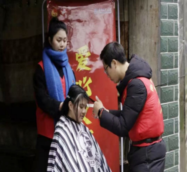 經(jīng)貿(mào)旅游學(xué)院“學(xué)雷鋒·愛(ài)心義剪”志愿服務(wù)活動(dòng)溫暖開(kāi)展
