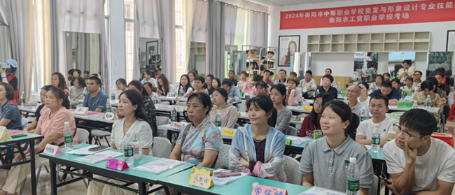 經(jīng)貿(mào)旅游學(xué)院成功舉辦“以愛(ài)為名 攜手同行”主題家長(zhǎng)開(kāi)放日活動(dòng)