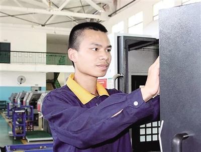 匠心鑄青春，爭(zhēng)做“大國(guó)工匠”