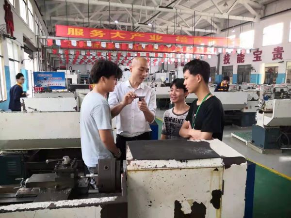 我為群眾辦實事，義務(wù)輔導(dǎo)顯擔當