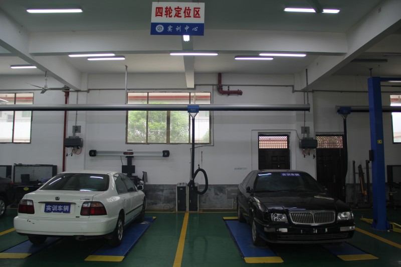 汽車(chē)四輪定位實(shí)訓(xùn)區(qū)域