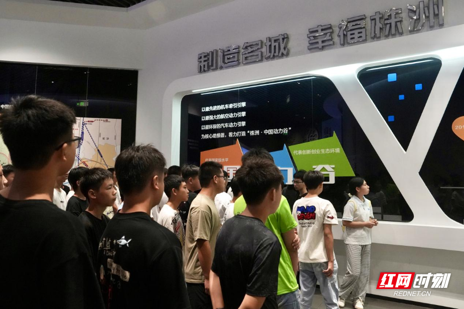 課堂搬進(jìn)企業(yè)車間，衡陽(yáng)技師學(xué)院首開新生沉浸式入學(xué)教育