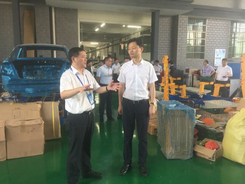 衡南縣委書記胡果雄一行到學院調(diào)研指導工作并參觀考察實訓場地