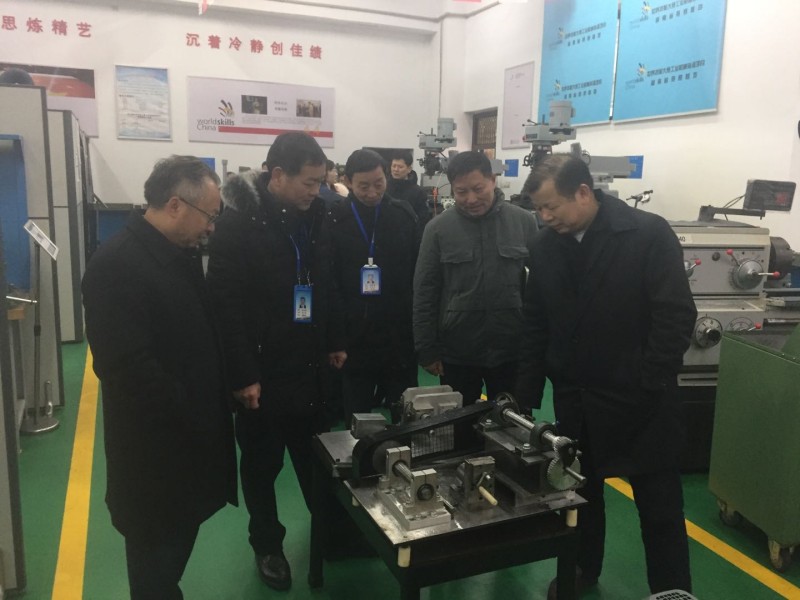 市政府副市長龔學(xué)余到校調(diào)研并看望慰問我院在全國首屆技能大賽中獲獎的師生