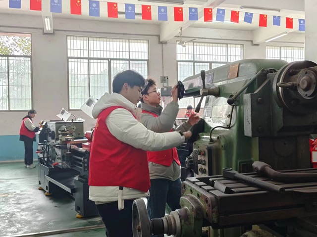 智能制造學(xué)院開展“學(xué)雷鋒 見行動(dòng)”志愿服務(wù)