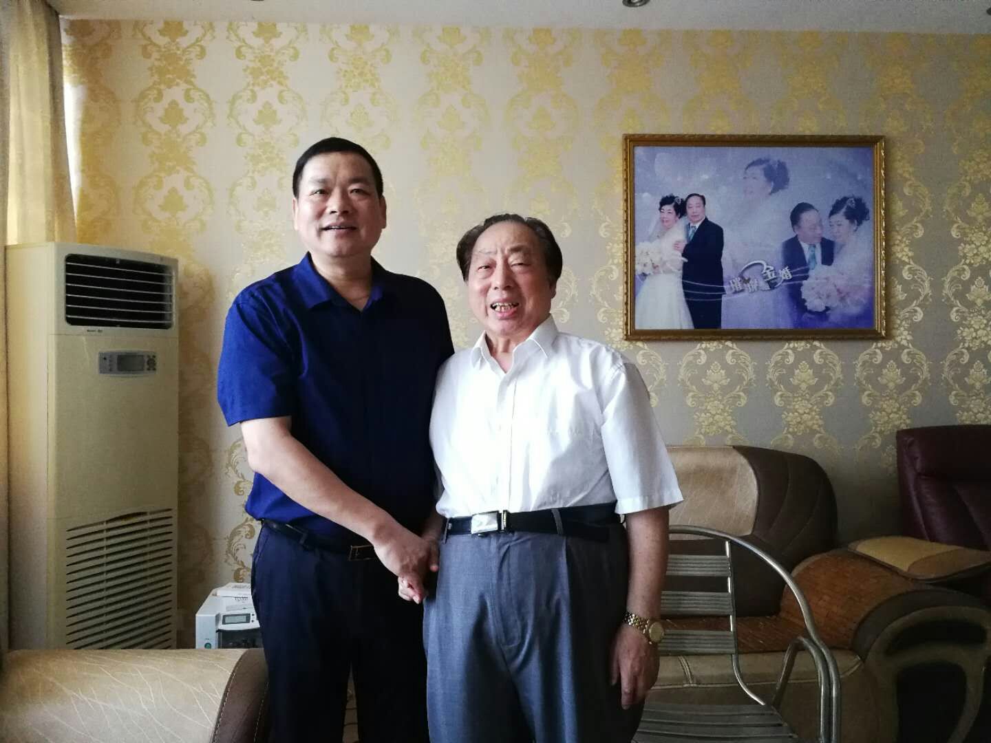 慶“七一”送溫暖 學(xué)院領(lǐng)導(dǎo)走訪慰問(wèn)老干部老黨員(圖文)