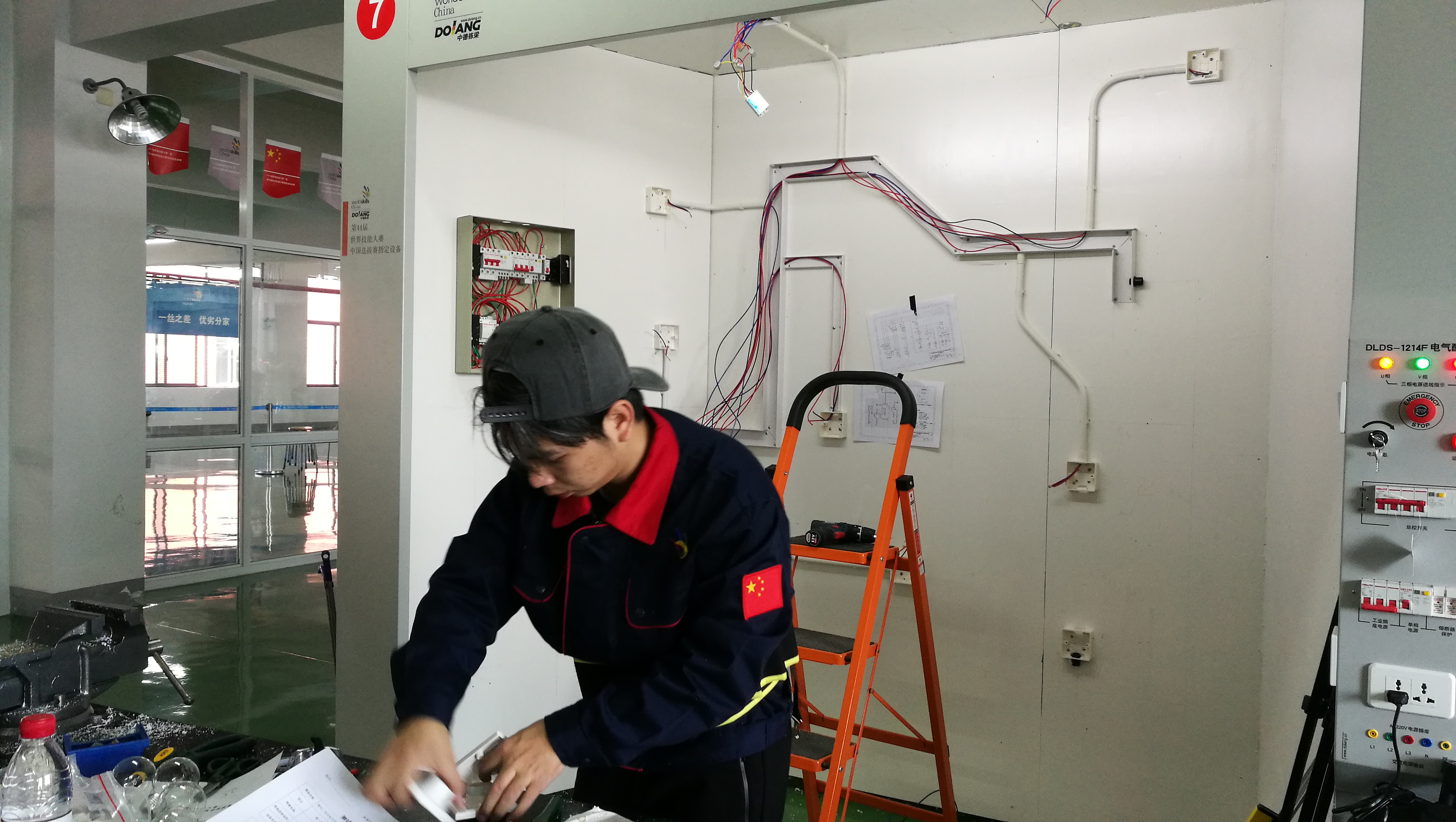 第45屆世界技能大賽湖南省選拔賽 “電氣裝置”項(xiàng)目我院再創(chuàng)佳績(圖文)