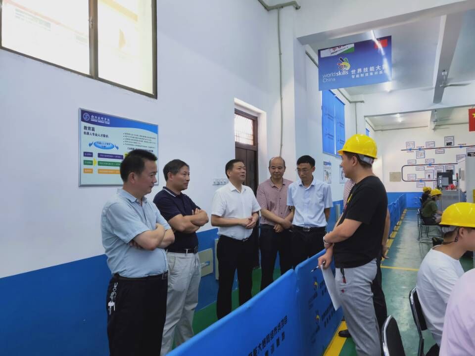 何東球看望慰問(wèn)暑期競(jìng)賽集訓(xùn)師生