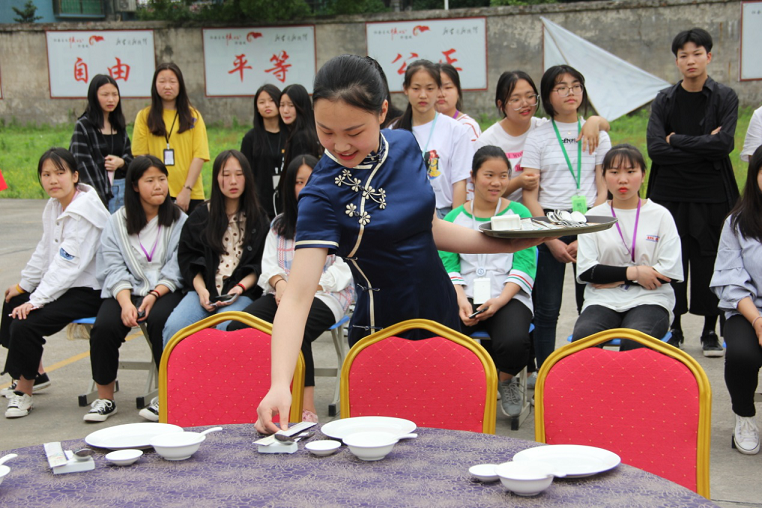 聚焦第三屆技能文化節(jié)| 經(jīng)貿(mào)學(xué)子秀折花點(diǎn)鈔技能，亮“絕活兒”展風(fēng)采