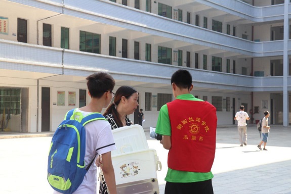 迎新志愿者無(wú)私奉獻(xiàn) 熱忱服務(wù)新生及家長(zhǎng)