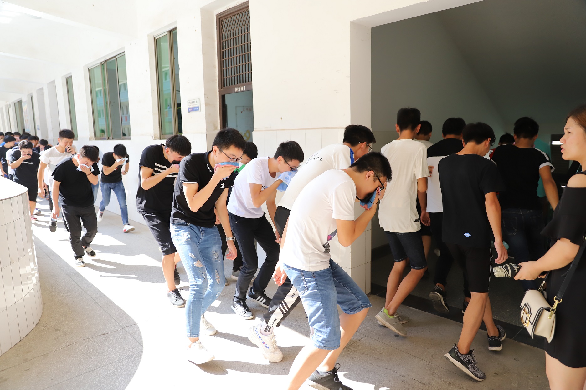 學院開展2018年消防安全應(yīng)急演練