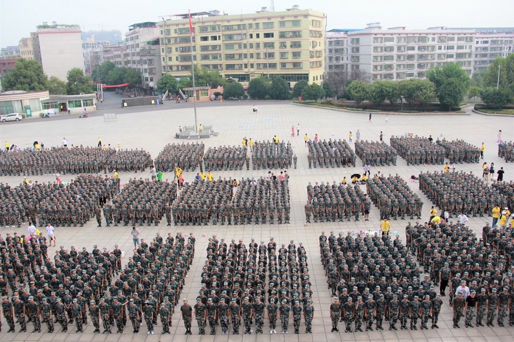 衡陽(yáng)技師學(xué)院2019級(jí)學(xué)生舉行軍訓(xùn)動(dòng)員大會(huì)  吹響軍訓(xùn)集結(jié)號(hào)