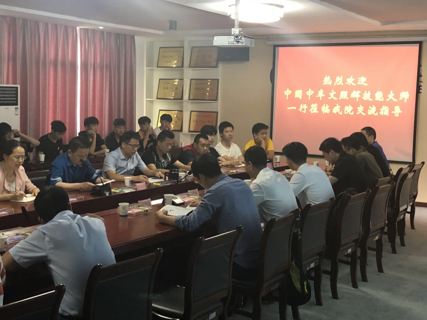 加強(qiáng)技術(shù)交流，深化校企合作