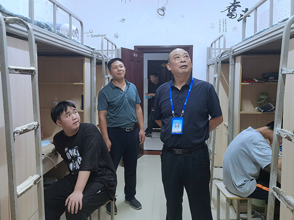 學(xué)院領(lǐng)導(dǎo)深入學(xué)生公寓走訪看望2024級(jí)新生