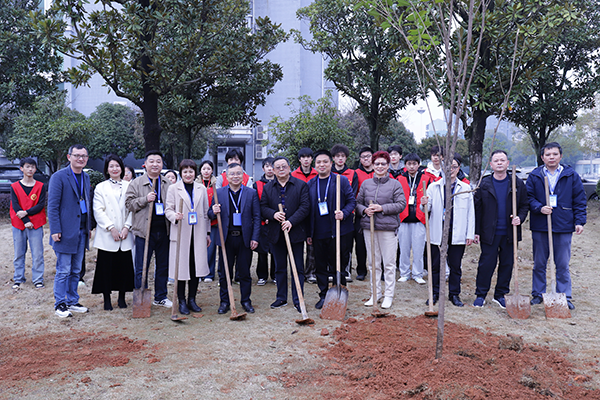 學(xué)院開(kāi)展2025年義務(wù)植樹(shù)活動(dòng)