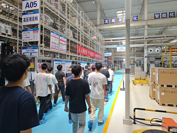 觸摸“智造”學新知！衡陽技師學院新生以產業(yè)園參觀賦能入學教育