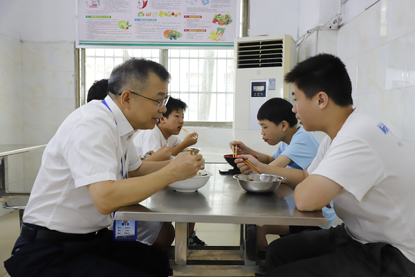 衡陽技師學院：陪餐暖學子，共話民族情