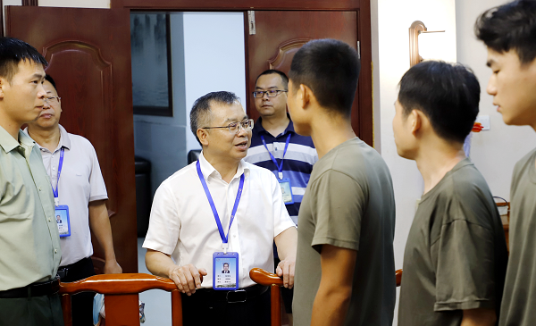 學院黨委書記肖春林看望慰問2025級軍訓教官和參訓學生