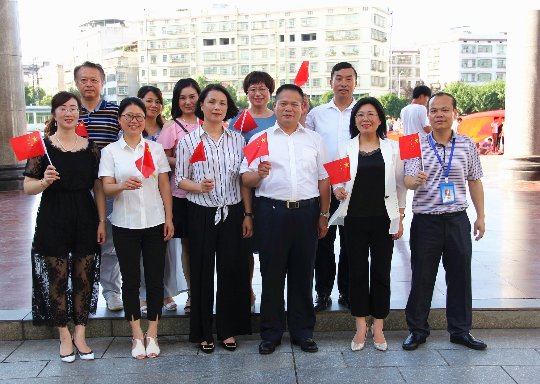 《我和我的祖國(guó)》快閃拍攝活動(dòng)在學(xué)院文化廣場(chǎng)激情上演