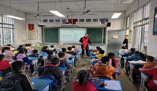 衡陽技師學(xué)院志愿者赴衡山店門完小開展 消防專業(yè)知識進(jìn)校園活動(dòng)