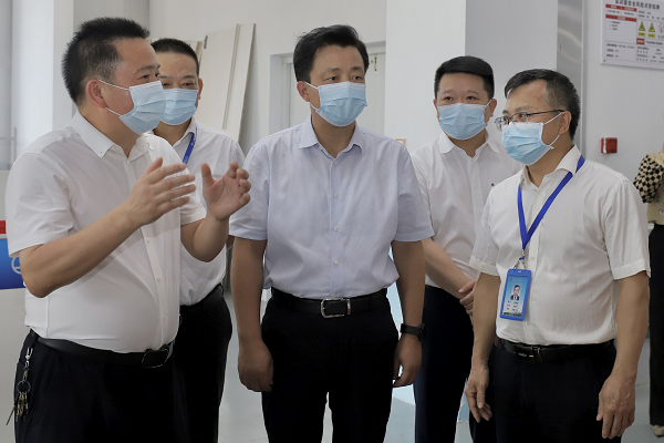 湖南省人民政府副省長、衡陽市委書記秦國文來衡陽技師學(xué)院調(diào)研