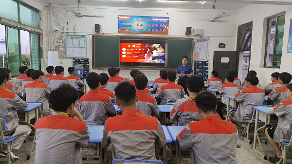 學(xué)院黨委委員、宣傳統(tǒng)戰(zhàn)部部長(zhǎng)劉超深入班級(jí)講授微黨課