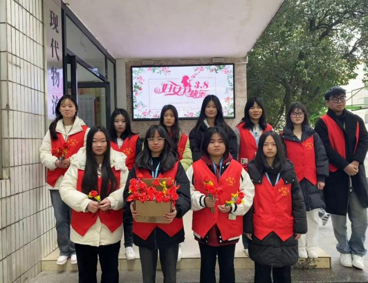 學(xué)生折紙花送祝福，三八婦女節(jié)溫情滿滿