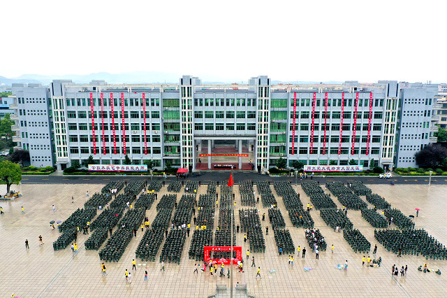 乘風(fēng)破浪，奮勇向前