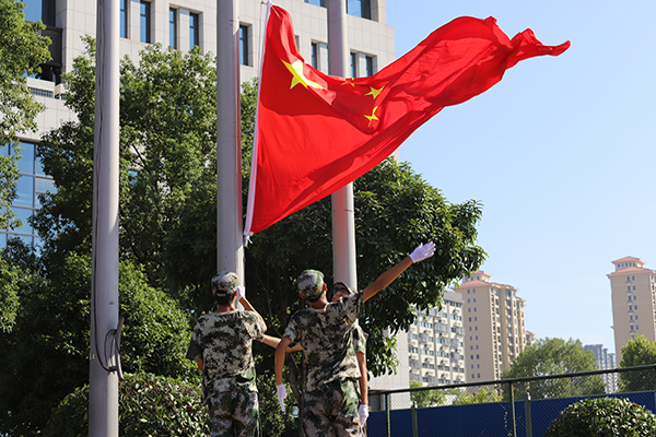 沙場(chǎng)秋點(diǎn)兵！衡陽(yáng)技師學(xué)院舉行2023年軍訓(xùn)總結(jié)表彰大會(huì)