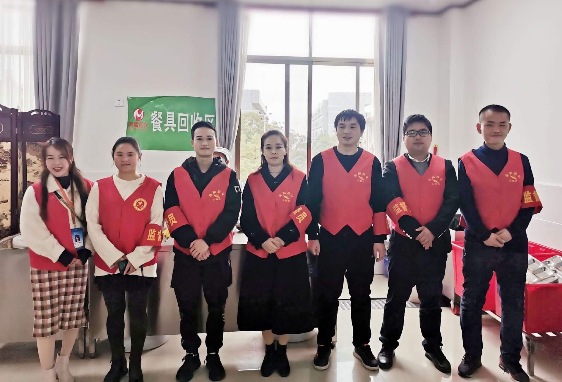 信息系黨總支組織支部黨員、預(yù)備黨員、發(fā)展對象以及入黨積極分子開展“厲行勤儉節(jié)約，反對餐飲浪費”文明勸導(dǎo)志愿服務(wù)活動