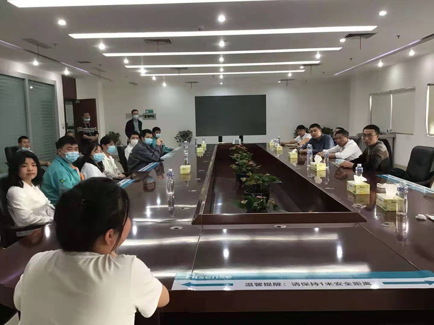 學(xué)院領(lǐng)導(dǎo)下企業(yè)，與跟崗實(shí)習(xí)學(xué)生進(jìn)行交流座談