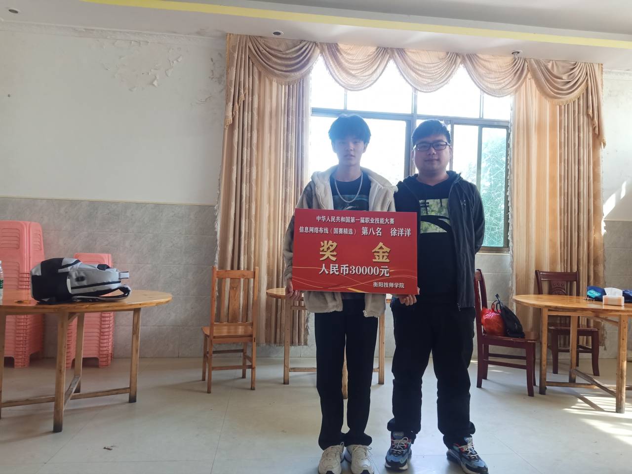 喜氣洋洋，歡送競(jìng)賽選手回家過(guò)年