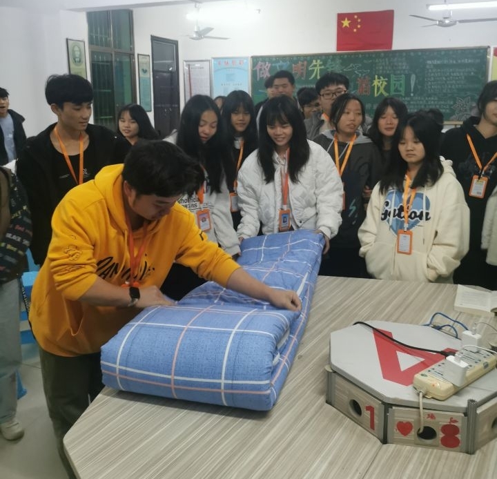 信息與生物技術(shù)系黨總支“我為群眾辦實事、從指導(dǎo)學(xué)生疊被子的細節(jié)入手”