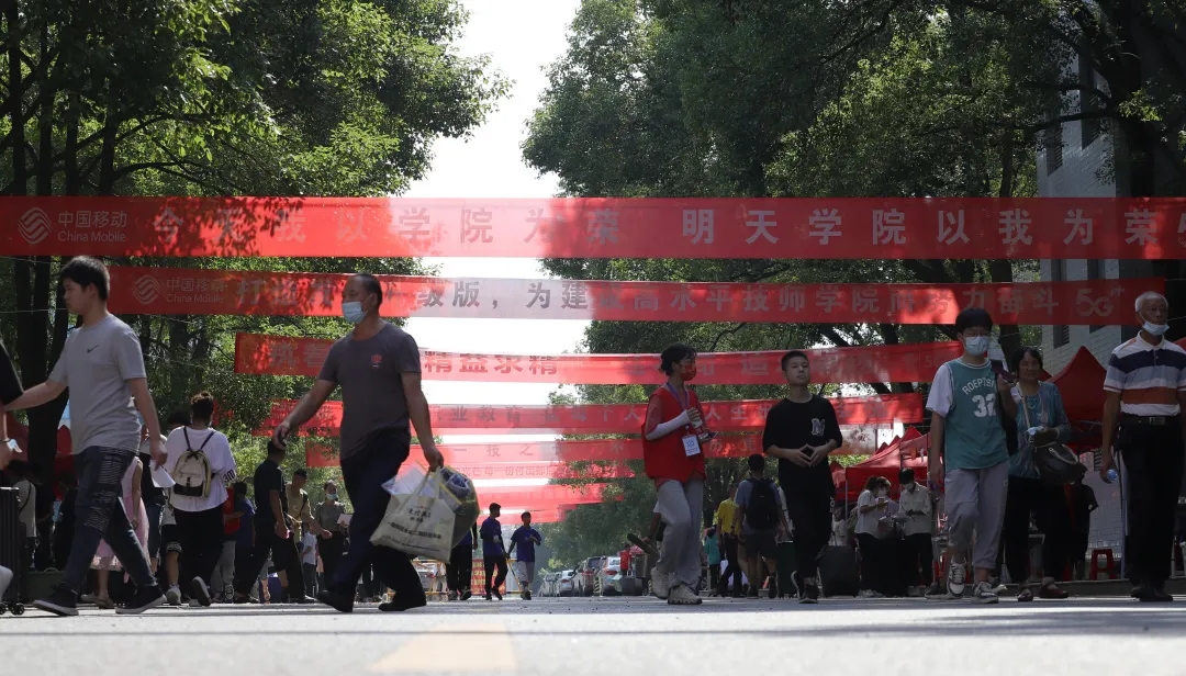 開學季，歡迎新生入校。