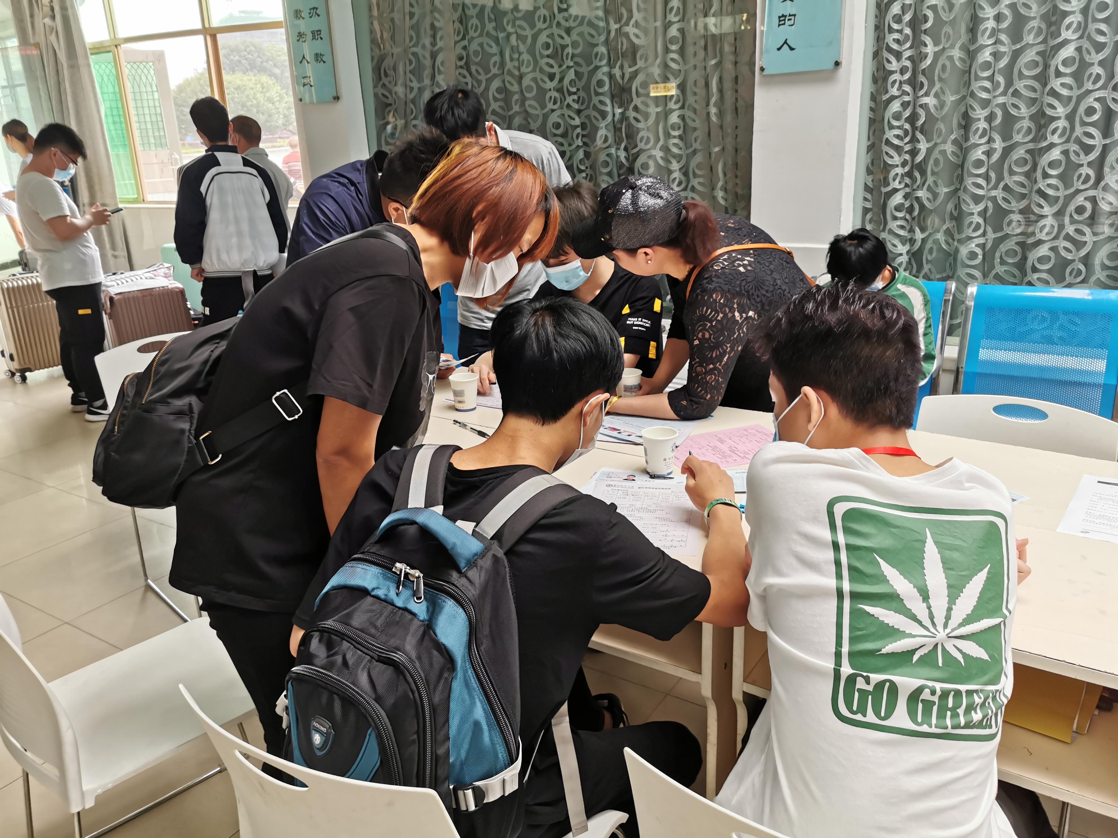 不忘初心、牢記使命，招生辦公室在尹向陽主任的引領(lǐng)下積極開展春插生報(bào)到工作